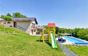 Πισίνα στο ή κοντά στο Cozy Home In Dragoslavec With Kitchen +30 φωτογραφίες