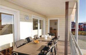 un tavolo in legno sul portico posteriore di una casa di Stunning Apartment In Dagebll With Wifi a Dagebüll
