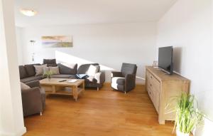 un soggiorno con divano e TV di Stunning Apartment In Dagebll With Wifi a Dagebüll