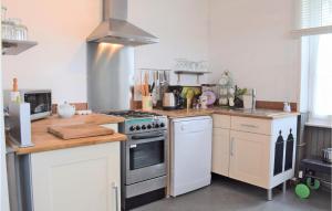 Кухня или кухненски бокс в Cozy Home In Gavray With Kitchen