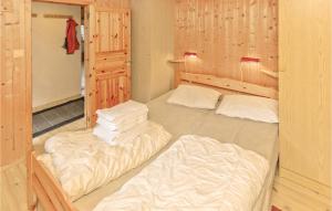 um quarto com duas camas num quarto com em Glomnes Nr, 2 em Hjelle