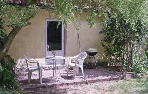 un patio con 2 sillas, una mesa y una parrilla en 1 Bedroom Beautiful Home In Tomelilla, en Tomelilla