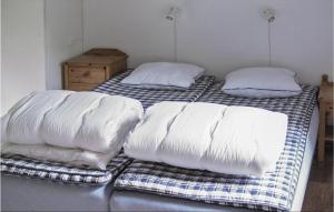 2 camas con almohadas blancas en una habitación en 1 Bedroom Beautiful Home In Tomelilla, en Tomelilla