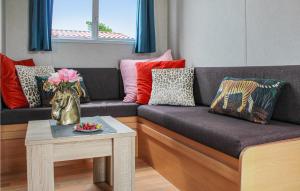 sala de estar con sofá con almohadas y mesa en Huis Nr 1, en Woubrugge