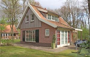 una pequeña casa de ladrillo con techo inclinado en Buitengoed Het Lageveld - 75 en Hoge-Hexel