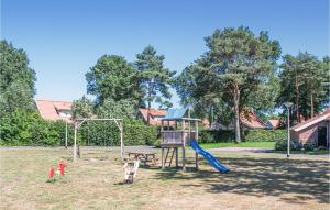 un parque con parque infantil con tobogán en Buitengoed Het Lageveld - 75 en Hoge-Hexel