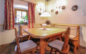 A restaurant or other place to eat at Stunning Home In Mrzsteg With House A Mountain View