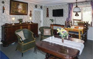 TV a/nebo společenská místnost v ubytování Lovely Home In nimskog With Wifi