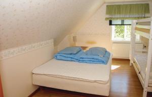1 dormitorio con 2 literas y ventana en Lovely Home In Olofstrm With Sauna en Olofström