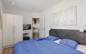 プリヴァルにあるPromenadenvillaの白いベッドルーム(青いベッド、青い枕付)