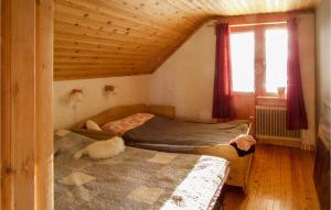 Een bed of bedden in een kamer bij Lovely Home In Storsvartrsk With Kitchen