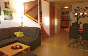 ein Wohnzimmer mit einem Sofa und einem Tisch in der Unterkunft Amazing Home In Breege Ot Juliusruh With Kitchen in Juliusruh