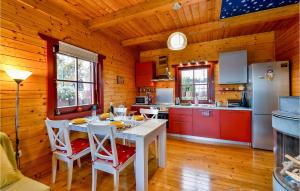 Kuchyň nebo kuchyňský kout v ubytování 1 Bedroom Beautiful Home In Paruzevina