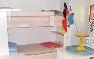 Bunk bed o mga bunk bed sa kuwarto sa Stunning Home In Nora With Sauna