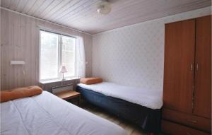 Säng eller sängar i ett rum på Two-Bedroom Holiday Home in Farjestaden