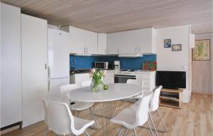 una cucina con tavolo bianco e sedie bianche di Awesome Home In Frjestaden With 2 Bedrooms a Färjestaden