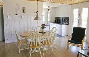 HölmingeにあるHoliday home Stockvägen Ljungbyのキッチン、ダイニングルーム(テーブル、椅子付)