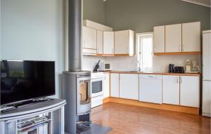 Una cocina o zona de cocina en Lovely Home In Nedstrand With Wifi