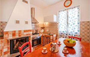 - une cuisine avec une table et un bol de fruits dans l'établissement Beautiful Home In Borzonasca With Wifi, à Borzonasca