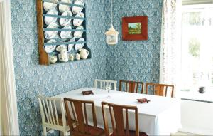 een eetkamer met een witte tafel en stoelen bij Awesome Home In Hljes With 1 Bedrooms in Höljes
