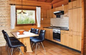 y cocina con mesa, sillas y fogones. en Nice Apartment In Schnecken With Wifi en Schönecken