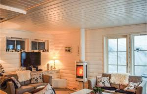 een woonkamer met 2 banken en een tv bij 5 Bedroom Cozy Home In Norheimsund in Norheimsund