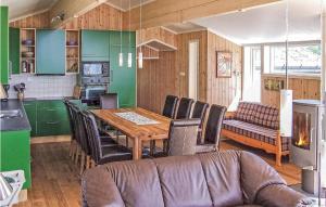 Øvre RamseにあるStunning Home In Dlemo With 5 Bedrooms, Sauna And Wifiのキッチン、ダイニングルーム(テーブル、椅子付)