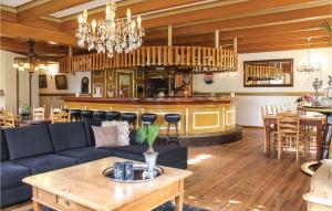 sala de estar con sofá y bar en Cozy Home In Visvliet With Kitchen, en Visvliet