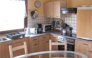 Virtuve vai virtuves zona naktsmītnē Awesome Home In Saal With 2 Bedrooms And Wifi