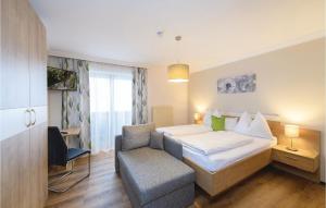 Habitación de hotel con cama y silla en Beautiful Apartment In Grossarl With 2 Bedrooms And Wifi, en Grossarl