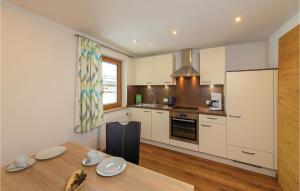 cocina con mesa de madera y nevera en Beautiful Apartment In Grossarl With 2 Bedrooms And Wifi, en Grossarl