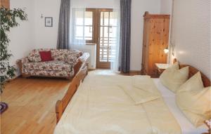 a living room with a bed and a couch at Nice Apartment In Kleinarl With 2 Bedrooms And Wifi in Kleinarl