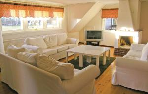 Posezení v ubytování Stunning home in Bolms with 4 Bedrooms, Sauna and WiFi