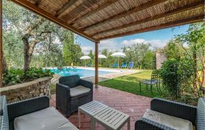 un patio avec des chaises et une piscine dans l'établissement Piazzale 1, à Castellina in Chianti