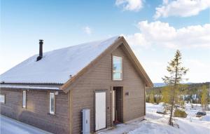 mały drewniany dom w śniegu w obiekcie 3 Bedroom Beautiful Home In Sjusjen w mieście Sjusjøen