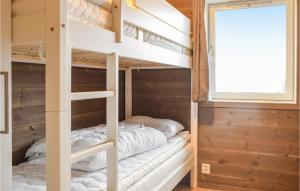 Tempat tidur susun dalam kamar di 3 Bedroom Beautiful Home In Sjusjen