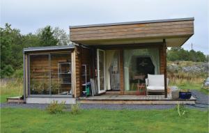 een kleine hut met een witte stoel op een veranda bij Beautiful Home In Skty With House A Panoramic View 