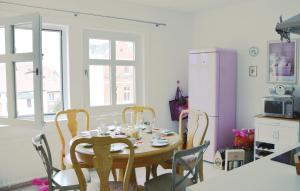 エシュヴェーゲにあるBeautiful Apartment In Eschwege With Wifiのキッチン(テーブル、椅子、冷蔵庫付)