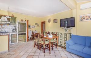 カマイオーレにあるNice Home In Camaiore -lu- With 3 Bedrooms And Wifiのキッチン、ダイニングルーム(テーブル、青いソファ付)