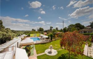 eine Luftansicht auf den Hinterhof eines Hauses mit Pool in der Unterkunft Gorgeous Home In Guillena With Outdoor Swimming Pool in Guillena