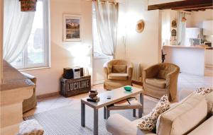 een woonkamer met een bank en 2 stoelen bij Pet Friendly Home In Trie-chteau With Wifi in Trie-Château