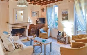 een woonkamer met meubilair en een open haard bij Pet Friendly Home In Trie-chteau With Wifi in Trie-Château