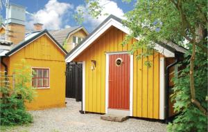 una casa gialla e arancione con una porta rossa di Lovely Home In Trosa With House Sea View a Trosa