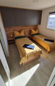 Кровать или кровати в номере Mobilhome NaMore Tisno