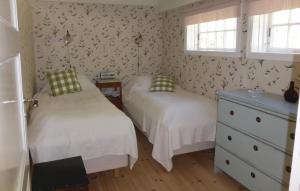 - une chambre avec 2 lits, une commode et 2 fenêtres dans l'établissement Awesome home in Strngns with 2 Bedrooms and WiFi, à Sundby