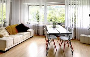 sala de estar con sofá y mesa con sillas en Beautiful Apartment In Bad Pyrmont With Wifi, en Bad Pyrmont