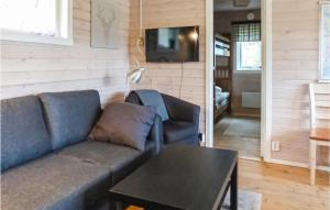 ein Wohnzimmer mit einem Sofa und einem Tisch in der Unterkunft Cozy Home In Dikans With Kitchen in Kittelfjäll