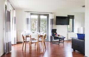 TV a/nebo společenská místnost v ubytování Gorgeous Home In Wemeldinge With Kitchen