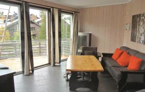 Amazing Apartment In Hemsedal With House A Mountain View في هيمسيدال: غرفة معيشة مع أريكة وطاولة