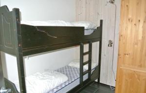 Divstāvu gulta vai divstāvu gultas numurā naktsmītnē Amazing Apartment In Hemsedal With House A Mountain View
